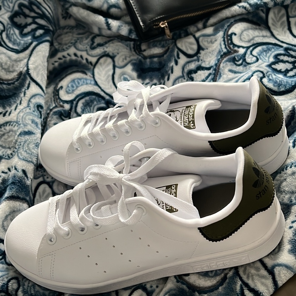 Adidas Stan Smith olive label